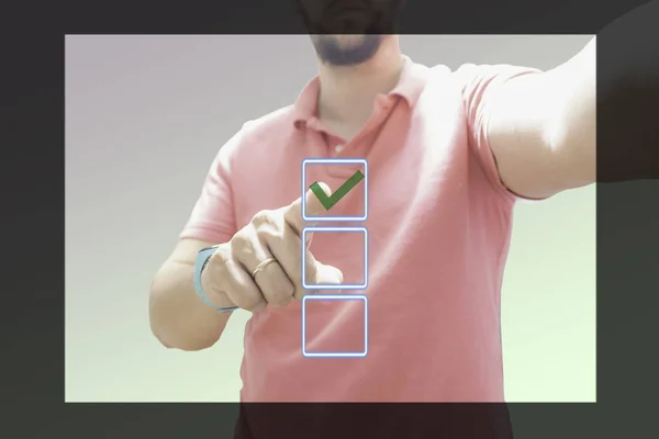 Uomo d'affari premendo il pulsante di selezione sul touch screen virtuale. Concetto di valutazione servizio clienti . — Foto Stock