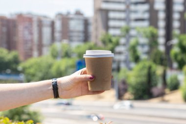 El bir fincan tutarak, lezzetli kahve ile kağıt kahve fincanı, kahve dükkanı tasarımı