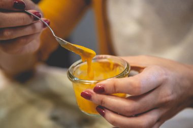 Kadın elleri zeytinyağlı İspanyol salmorejo zengin tabak kapma.