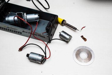 radyo kontrol motorları, kabloları lehimlemek için sökülmüş