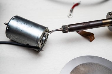 radyo kontrol motorları, kabloları lehimlemek için sökülmüş