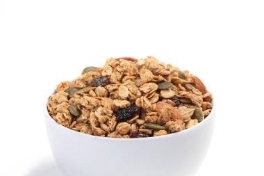 Granola beyaz kupa beyaz arka plan üzerinde izole kapatmak.