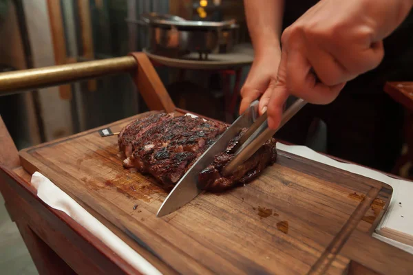 Cutting Grill Beef Wooden Cutting Board Restaurant Dinner — Stock Photo, Image