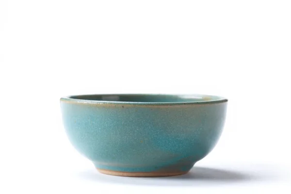 Beyaz arka plan üzerinde izole Seramik kase kapatın.