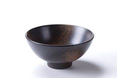 Beyaz arka plan üzerinde izole Seramik kahverengi kase kapatın