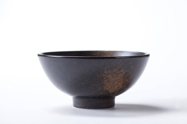 Beyaz arka plan üzerinde izole Seramik kahverengi kase kapatın