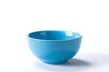 Beyaz arka planda izole seramik mavi kase yakın çekim