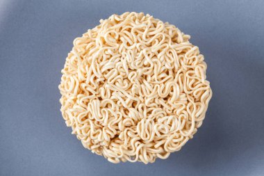 Alanı ile gri bir tabakta izole Raw Instant erişte kapatın