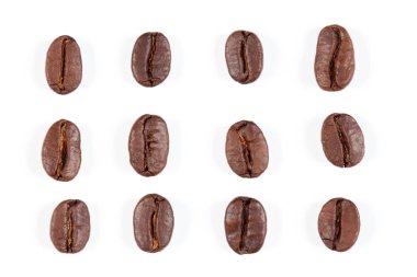 Beyaz arka planda izole kahve çekirdekleri.