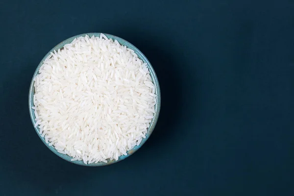 Gemahlener Reis in einem grünen Becher auf dem grünen Brett platziert — Stockfoto