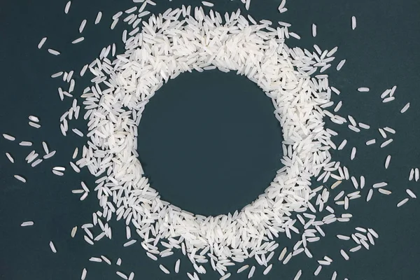 Rýže na zelené desce s kruhovým prostorem pro text — Stock fotografie