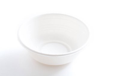 Beyaz arka plan üzerinde izole boş beyaz kağıt kase