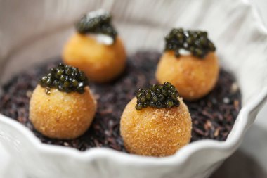 Beyaz bir gıda yerleştirilen siyah havyar karaca bulanık arka plan 