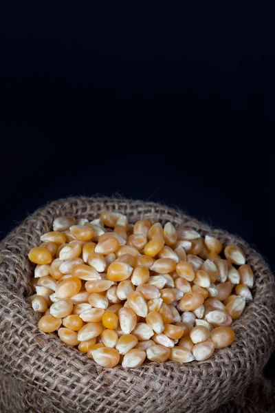 Yukarıda siyah boşluk ile kenevir çuval üzerinde kuru mısır çekirdekleri — Stok fotoğraf