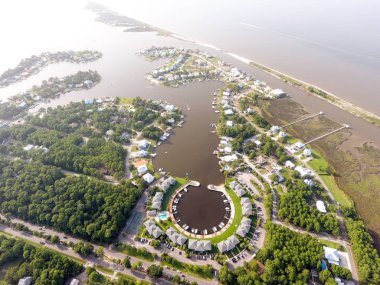 Dauphin Adası limanının havadan görünümü 