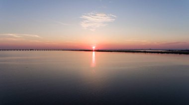 Pembe günbatımı üzerinde hareket eden Bay, Alabama 