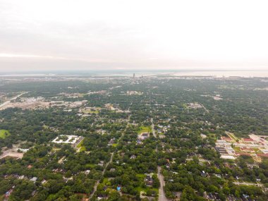 Mobile, Alabama sisli bir öğleden sonra şehrin havadan görünümü 