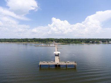 Fairhope Pier ve mobil Bay Alabama Gulf Coast boyunca havadan görünümü 