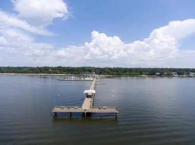 Fairhope Pier ve mobil Bay Alabama Gulf Coast boyunca havadan görünümü 