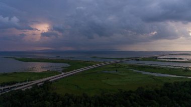 Alabama Gulf Coast boyunca hareket eden Bay günbatımı, fırtına 