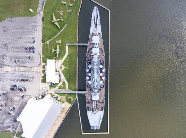 アラバマ州モービル湾の Uss アラバマ戦艦の空中写真 — ストック写真