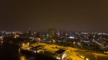 Şehir merkezindeki Mobile, Alabama geceleri yoğun bir sis altında nehir