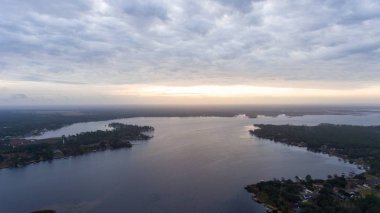 Milton, Florida karasu Nehri'nin gündoğumu, havadan görünümü.
