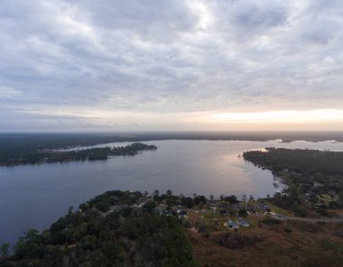 Milton, Florida karasu Nehri'nin gündoğumu, havadan görünümü.