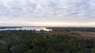 Milton, Florida karasu Nehri'nin gündoğumu, havadan görünümü.