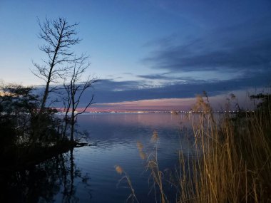 Günbatımı üzerinde hareket eden Bay Daphne, Alabama Bayfront Park'a iskelede. Şubat 2019.