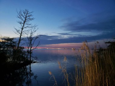 Günbatımı üzerinde hareket eden Bay Daphne, Alabama Bayfront Park'a iskelede. Şubat 2019.