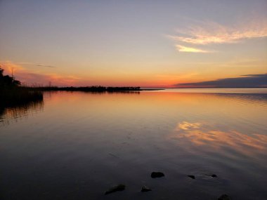 Günbatımı üzerinde hareket eden Bay Daphne, Alabama Bayfront Park'a iskelede. Şubat 2019.