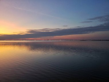 Günbatımı üzerinde hareket eden Bay Daphne, Alabama Bayfront Park'a iskelede. Şubat 2019.