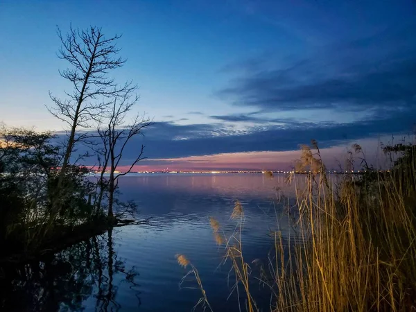 Günbatımı üzerinde hareket eden Bay Daphne, Alabama Bayfront Park'a iskelede. Şubat 2019.