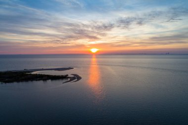 Günbatımı üzerinde hareket eden Bay Alabama Gulf Coast 