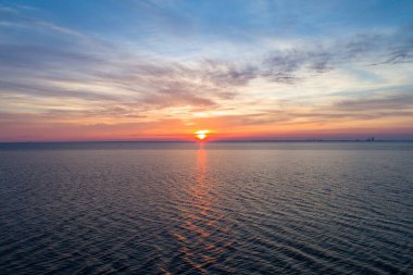 Günbatımı üzerinde hareket eden Bay Alabama Gulf Coast 