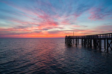 Günbatımı üzerinde hareket eden Bay Alabama Gulf Coast 