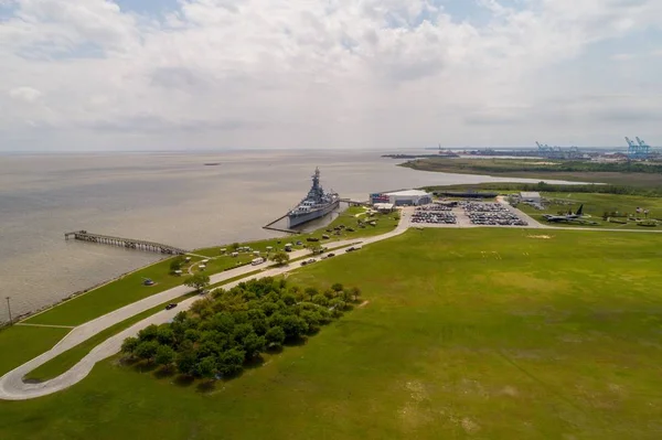 Uss Alabama Battleship Memorial Park Mobile Alabama City Skyline — стоковое фото
