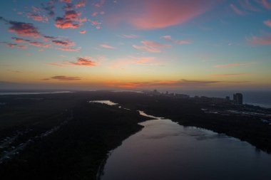 Gulf Shores, Alabama Gulf State Park üzerinde Nisan gündoğumu havadan görünümü 