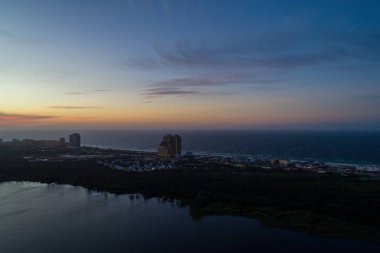 Gulf Shores, Alabama Gulf State Park üzerinde Nisan gündoğumu havadan görünümü 