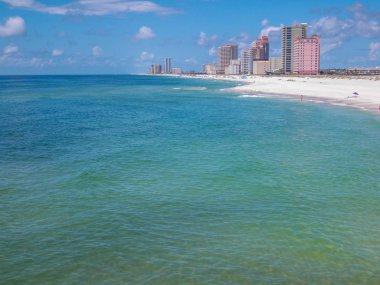 Gulf Shores'da yaz zamanı. Alabama Körfez Kıyısında bir plaj 