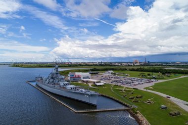 Gulf Coast mobil Körfezi 'nde USS Alabama savaş gemisi havadan görünümü 
