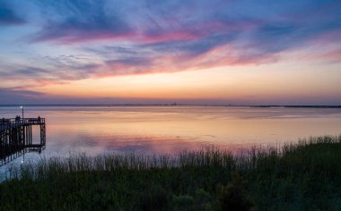 Sunset mobil Bay üzerinde Daphne, Alabama Bayfront Park Temmuz 2019.