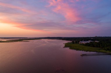 Sunset mobil Bay üzerinde Daphne, Alabama Bayfront Park Temmuz 2019.