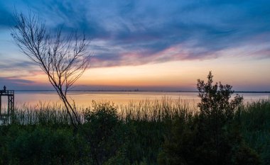 Sunset mobil Bay üzerinde Daphne, Alabama Bayfront Park Temmuz 2019.