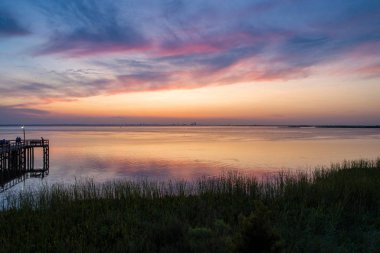 Sunset mobil Bay üzerinde Daphne, Alabama Bayfront Park Temmuz 2019.