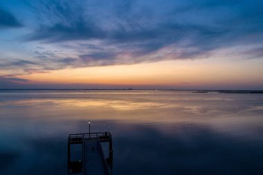 Sunset mobil Bay üzerinde Daphne, Alabama Bayfront Park Temmuz 2019.