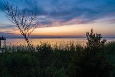 Sunset mobil Bay üzerinde Daphne, Alabama Bayfront Park Temmuz 2019.