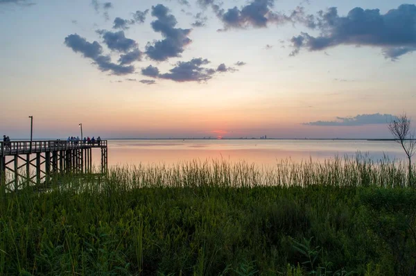 从阿拉巴马州达芙妮出发的移动湾夏季日落 — 图库照片