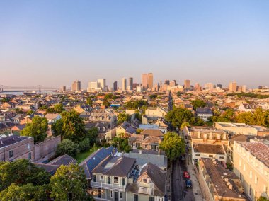 Downtown New Orleans, Temmuz ayında Louisiana silueti
